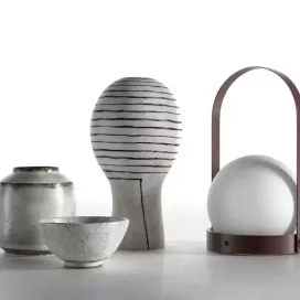 Carrie portable lamp with vases